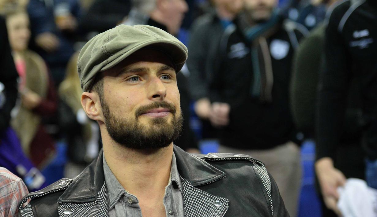 Penyerang Arsenal, Olivier Giroud saat menyaksikan laga NBA Global Game London 2016 basketball antara Orlando Magic vs Toronto Raptors di O2 Arena, London, Kamis (14/1/2016). (AFP Photo/Glyn Kirk) 
