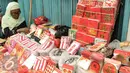 Pedagang angpao menunggu pembeli di kawasan Petak Sembilan, Jakarta, Senin (23/1). Jelang hari raya Imlek 2017 pedagang angpao dan pernak-pernik mulai ramai di kawasan Petak Sembilan. (Liputan6.com/Yoppy Renato)