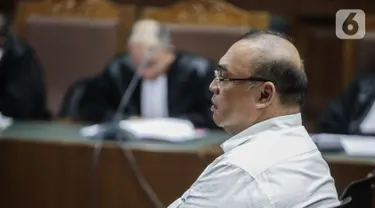 Aspidum Kejati DKI Jakarta Agus Winoto menjalani sidang pembacaan dakwaan di Pengadilan Tipikor, Jakarta, Senin (4/11/2019). Agus Winoto didakwa menerima suap dari dua pengusaha terkait pengurusan perkara di Pengadilan Negeri Jakarta Barat tahun 2019. (Liputan6.com/Faizal Fanani)