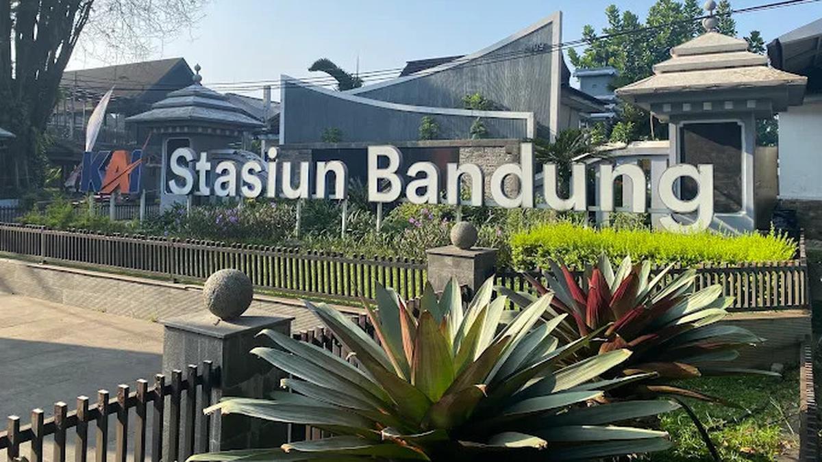 15 Rekomendasi Tempat Makan Enak di Bandung Dekat Stasiun, Ada Lontong Kari Legend sampai Nasi Timbel Lauk Sunda