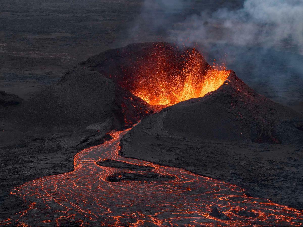 FOTO: Daya Tarik Mematikan, Wisatawan Berbondong Datangi Lokasi Letusan di Islandia
