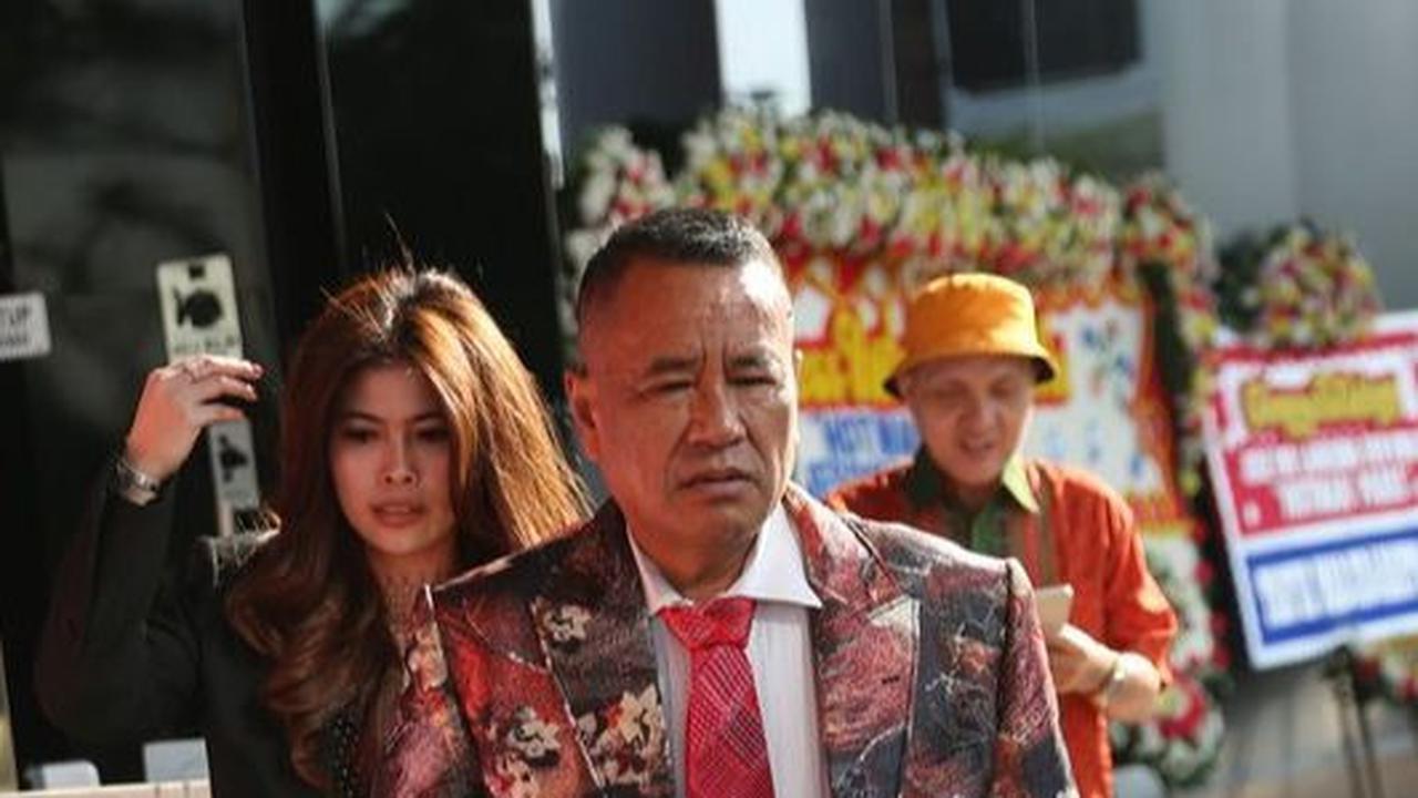 Tunjukkan Dasi Senilai Rp50 Juta