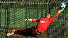 Kiper Barcelona, Marc-Andre Ter Stegen menepis bola saat berlatih di Joan Gamper Sports Center, Sant Joan Despi, Spanyol, Selasa (23/10). Barcelona akan menjamu Inter Milan pada Grup B Liga Champions. (LLUIS GENE/AFP)