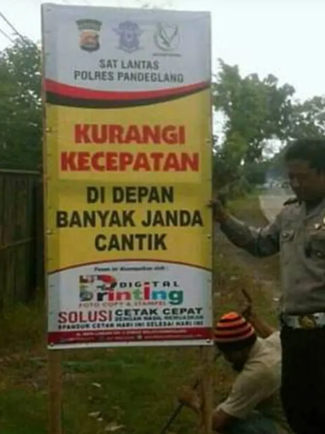 6 Tulisan Kurangi Kecepatan di Jalan Ini Bikin Geleng Kepala
