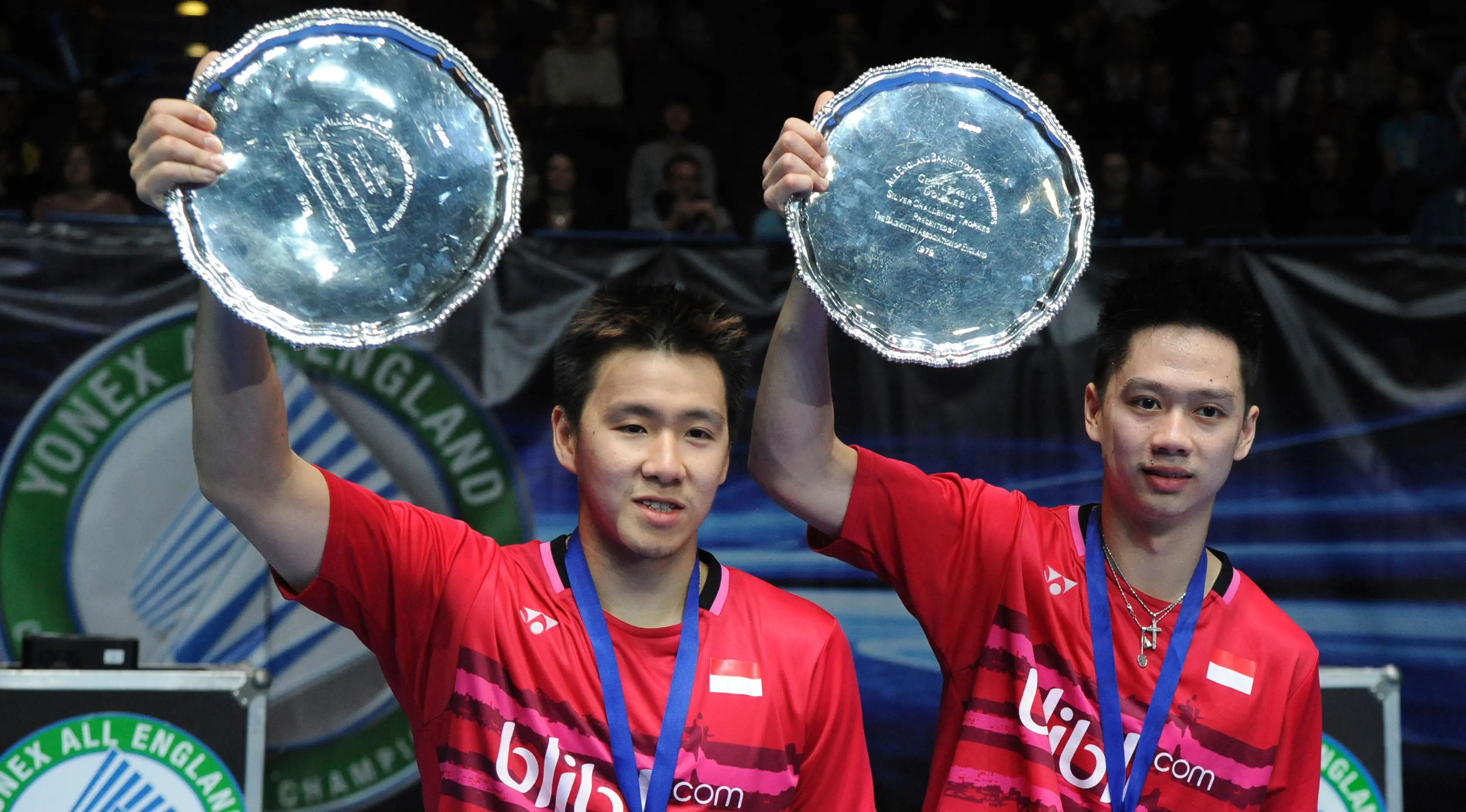 Ganda putra Indonesia, Marcus Fernaldi Gideon dan Kevin Sanjaya Sukamuljo berpose setelah mengalahkan pasangan Tiongkok, Li Junhui/Liu Yuchen pada laga final All England Open 2017 di Birmingham, Ingggris. (AP Photo/Rui Vieira)