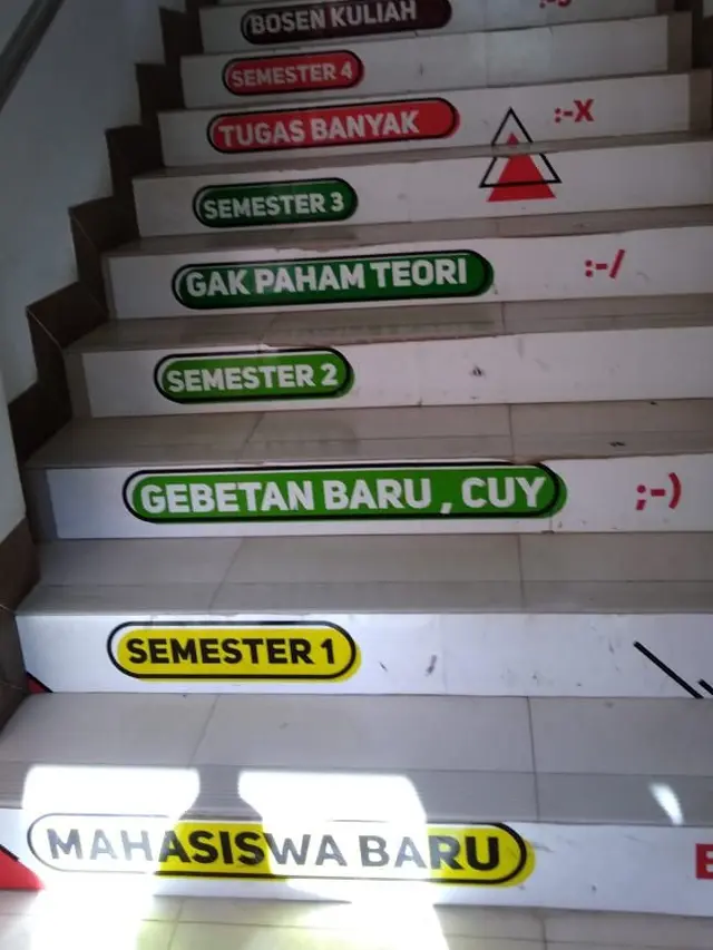 Tulisan Unik di Anak Tangga Ini Bikin Gagal Fokus