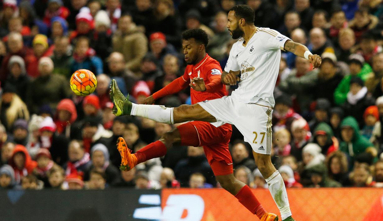 Penyerang Liverpool, Daniel Sturridge (kiri) berebut bola dengan bek Swansea, Kyle Bartley pada lanjutan liga inggris di Stadion Anfield, Inggris (29/11). Liverpool menang atas Swansea dengan skor 1-0. (Reuters/Phil Noble)