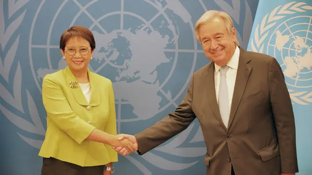 Menlu Retno Marsudi dan Sekjen PBB Antonio Gutteres dalam Sidang Majelis Umum PBB di New York, Minggu (18/9/2022). (Dok: Kemlu RI)