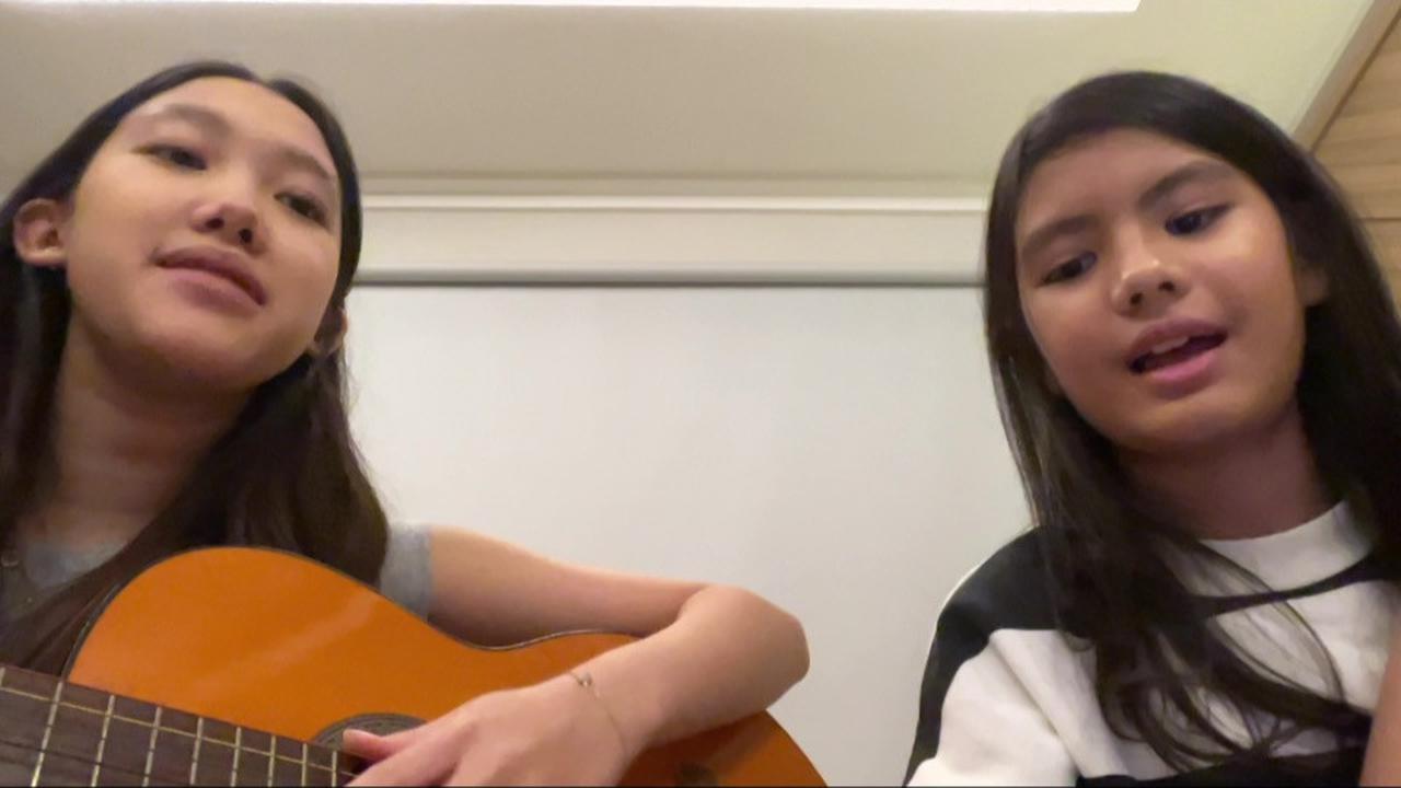 7 Potret Anak Tora Sudiro dan Anak Eno NTRL Duet Bareng, Duo Remaja yang Sama Cantiknya