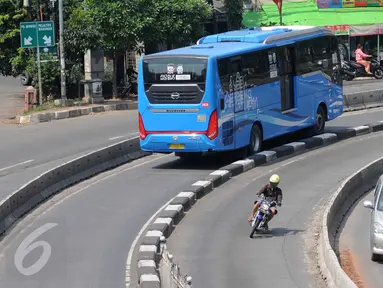 Bus Transjakarta melintas di kawasan Warung Jati, Jakarta, Minggu (12/6) Pemprov DKI Jakarta akan melakukan sterilisasi jalur Transjakarta mulai Senin nanti (13/6) dan hanya membolehkan 3 jenis kendaraan. (Liputan6.com/Helmi Afandi) 
