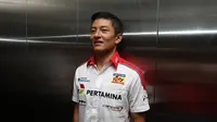 Pebalap Rio Haryanto berada di dalam lift saat akan mengikuti sesi wawancara bersama redaksi Bola.com, Liputan6.com dan SCTV di SCTV Tower, Jakarta, Jumat (31/7/2015). (Bola.com/Vitalis Yogi)