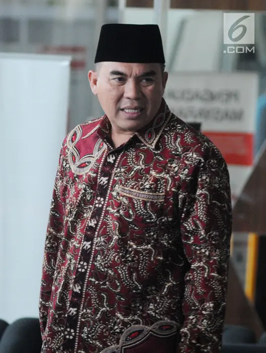 Bupati Jepara Ahmad Marzuqi menunggu panggilan penyidik saat akan menjalani pemeriksaan di Gedung KPK, Jakarta, Senin (13/5/2019). Marzuqi diperiksa sebagai tersangka terkait suap dalam putusan atas praperadilan dugaan korupsi penggunaan dana bantuan parpol di PN Semarang. (merdeka.com/Dwi Narwoko)