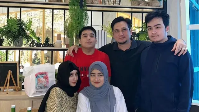 Potret keluarga Cindy Fatikasari dan Tengku Firmansyah (Sumber: Instagram/tengkuomaratallah)