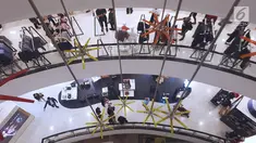 Suasana midnight sale di gerai Debenhams, Senayan City, Jakarta, Sabtu (30/12). Beberapa merek pakaian wanita, pria, anak-anak dan kebutuhan rumah tangga ditawarkan dengan diskon yang menggiurkan saat penutupan gerai Debenhams. (Liputan6.com/Fery Pradolo)