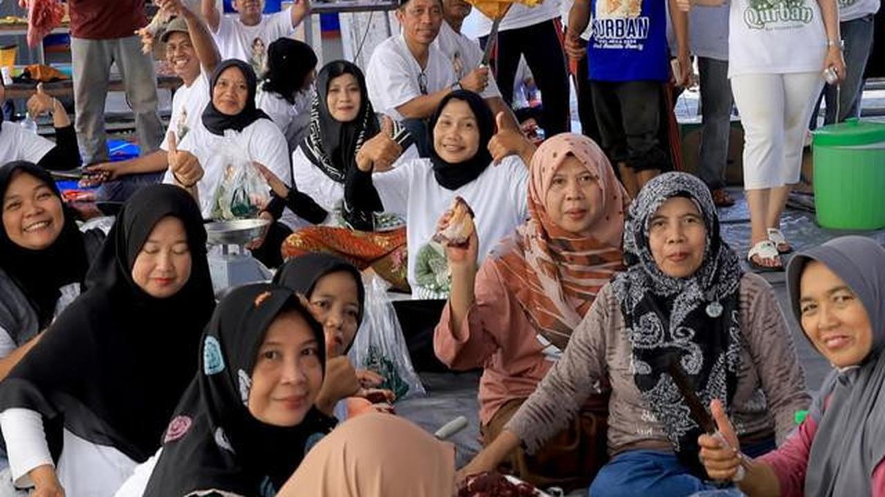 6 Potret Inul Daratista Sembelih Hewan Kurban Idul Adha, Insyaallah Tahun Depan Banyak Rezeki