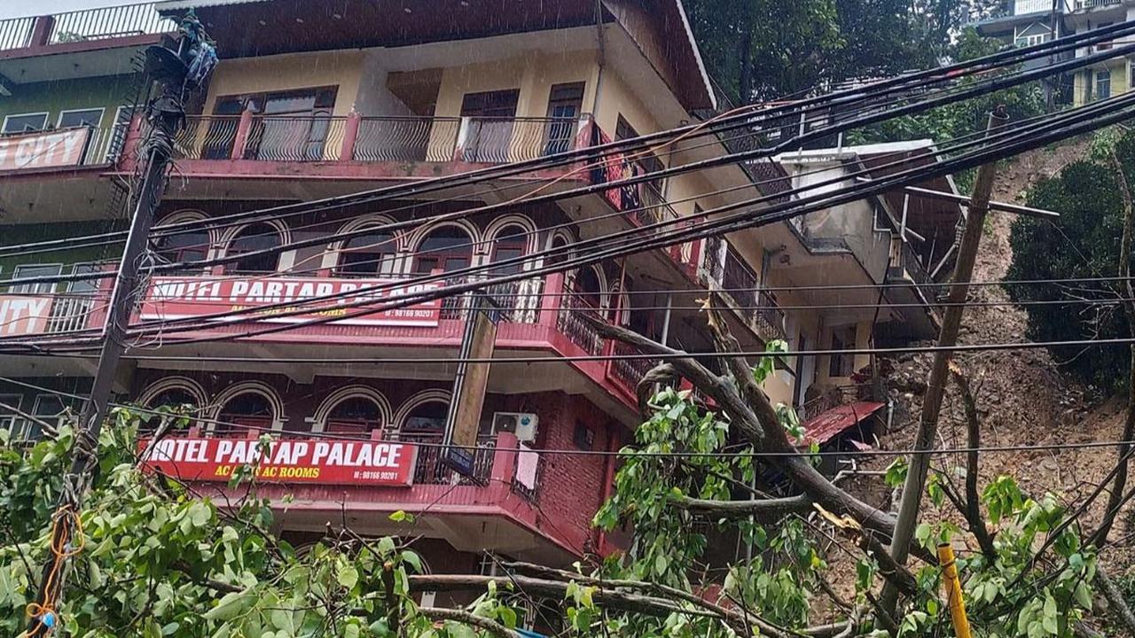 Dalam salah satu insiden paling mematikan, sebuah kuil runtuh di ibu kota negara bagian, Shimla, dengan tim penyelamat mengeluarkan setidaknya sembilan mayat.