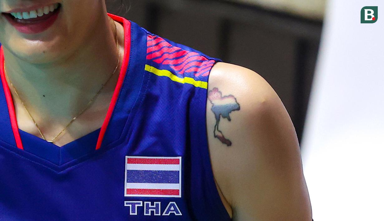 <p>Tato negara Thailand milik Pemain Timnas Bola Voli Putri Thailand, Hattaya Bamrungsuk saat laga Grup A Bola Voli Putri SEA Games 2023 melawan Timnas Bola Voli Putri Indonesia di Olympic Complex Indoor Main Hall, Phnom Penh, Kamboja, Selasa (09/05/2023). (Bola.com/Abdul Aziz)</p>
