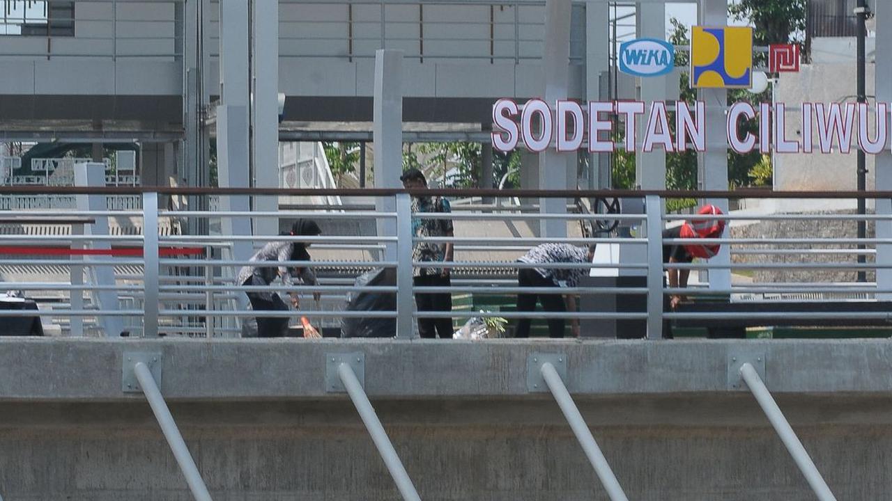 Penanganan banijir di ibu kota akan dilakukan dari hulu sampai ke hilir karena masih ada 12 sungai di Jakarta yang perlu ditangani secara baik.
(merdeka.com/Imam Buhori)