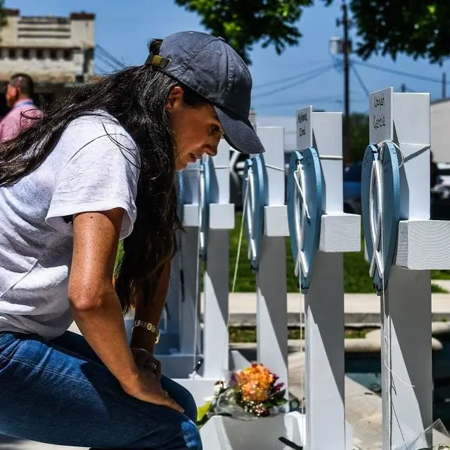 Outfit Sporty Meghan Markle Saat Lakukan Kunjungan ke Memorial Korban Penembakan di Texas