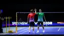 Jonatan Christie (kanan) dari tim Blitzers bersalaman dengan Kodai Naraoka dari tim Rockets setelah kekalahannya dalam laga Badminton XL 2025 di Istora Senayan, Jakarta, Jumat (03/10/2025). (Bola.com/Bagaskara Lazuardi)