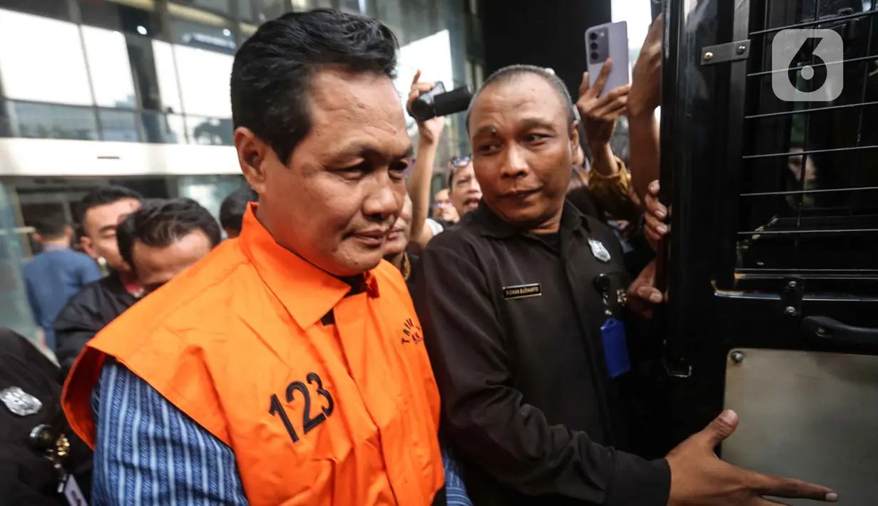 Bupati Muara Enim, Edison, berjalan meninggalkan gedung Merah Putih Komisi Pemberantasan Korupsi (KPK) usai menjalani pemeriksaan, Jakarta, Selasa (9/6/2026). (Liputan6.com/Helmi Fithriansyah)