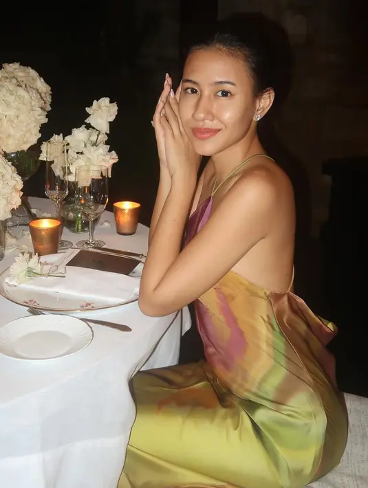 Gaya effortless Shenina bukan cuma pada busana, melainkan makeup. Ia aplikasikan no makeup makeup dengan lipstik matte coral sebagai sentuhan akhir [@sheninacinnamon]