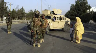 Pasukan Taliban berjaga di pos pemeriksaan dekat gerbang Bandara Internasional Hamid Karzai, Kabul, Afghanistan, Sabtu (28/8/2021). Taliban menutup akses menuju Bandara Kabul bagi sebagian besar calon pengungsi untuk mencegah kerumunan setelah serangan bom bunuh diri. (AP Photo/Wali Sabawoon)