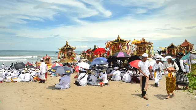 Sambut Hari Raya Nyepi, Umat Hindu di Bali Melaksanakan Upacara Melasti