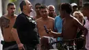 Polisi sipil berdialog ke para penjarah toko elektronik sebelum menembak kaki mereka di Victoria, negara bagian Espirito Santo, Brasil, (7/2). (AP Photo / Diego Herculano)