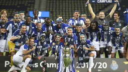 Para pemain FC Porto melakukan selebrasi usai memastikan diri menjadi juara Liga Portugal di Stadion Dragao, Senin (20/7/2020). FC Porto menjuarai Liga Portugal ini untuk yang ke-29 kalinya. (AFP/Miguel Riopa)