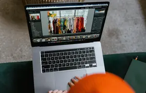 10 Cara Mengenali Kualitas Bahan Baju saat Beli Online Menurut Ahli Fashion