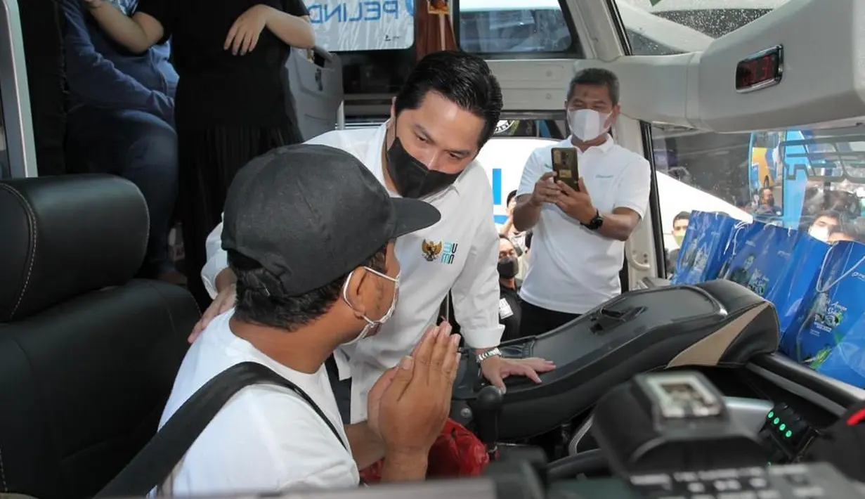 <p>Menteri Badan Usaha Milik Negara (BUMN) Erick Thohir berbincang dengan sopir bus saat melepas keberangkatan pada acara Mudik Aman, Mudik Sehat Bersama BUMN 2022 di Area Stadion Gelora Bung Karno, Jakarta, Rabu (27/4/2022). Hari ini Menteri BUMN melepas 12.450 pemudik dengan 249 bus, dari total 40 ribu pemudik yang akan berangkat dengan 542 bus dan 24 perjalanan kereta api ke hampir 40 kota di Pulau Jawa dan Sumatra. (Foto: Humas Kementerian BUMN)</p>