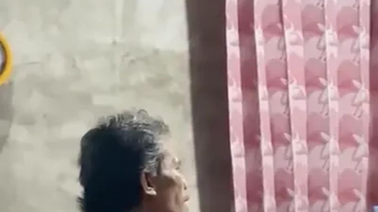 Romantis Bikin Baper, Pria Tua Ini Temani Sang Istri Memasak Sambil Memetik Getir Bawakan Lagu 'Antara Benci Dan Rindu