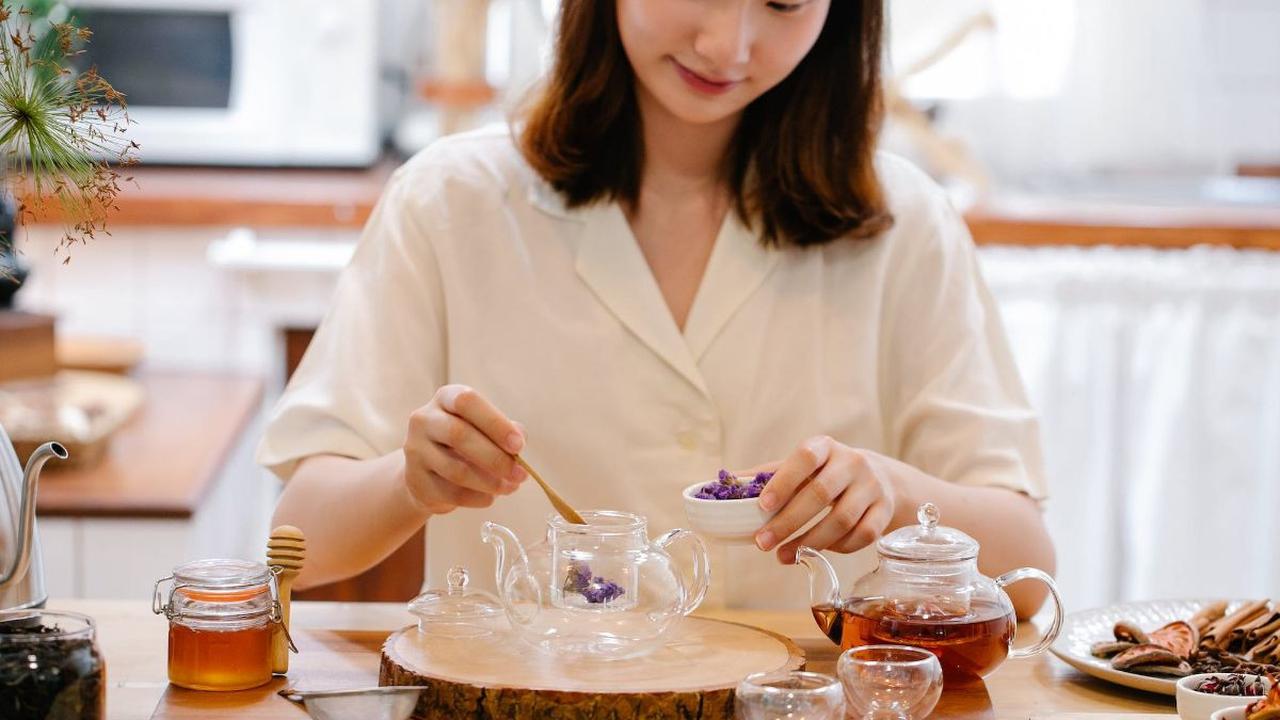 Merujuk dari Mayoclinic, meminum madu saat sakit tenggorokan ternyata bisa menjadi terapi tambahan.