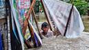 Sejumlah wilayah di kota Makassar, Sulawesi Selatan dilanda banjir besar usai dilanda hujan lebat selama tiga hari terakhir. (DAENG MANSUR/AFP)