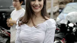 Aktris Irish Bella tersenyum saat difoto di kawasan Jakarta, Selasa (3/4). Irish Bella mulai terbuka soal hubungannya dengan Giorgino Abraham. Irish mengungkapkan alasan bahwa ia dan Gino seperti yin dan yang. (Liputan6.com/Faizal Fanani)