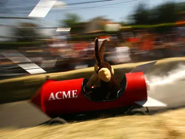 Salah satu peserta mengendarai kendaraannya dalam ajang balap mobil 'Kotak sabun' Red Bull Soapbox di Santiago, Chili, Minggu (27/11). Para pengemudi mengandalkan gaya gravitasi bumi karena kendaraan mereka tidak memiliki mesin. (REUTERS/Jonathan Faus)