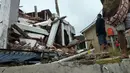 Penduduk desa memeriksa rumah mereka yang rusak setelah gempa magnitudo 5,1  di Sukabumi, Jawa Barat (10/3/2020). Menurut BMKG pusat gempa berada pada koordinat 6.81 LS dan 106.66 BT. (AFP/Handout/BNPB)