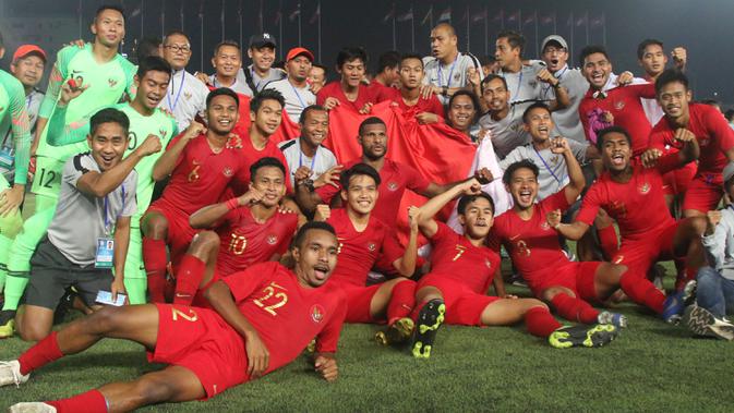Para pemain Timnas Indonesia merayakan gelar juara Piala AFF U-22 2019 setelah mengalahkan Thailand pada laga final di Stadion National Olympic, Phnom Penh, Selasa (26/2). Indonesia menang 2-1 atas Thailand. (Bola.com/Zulfirdaus Harahap)
