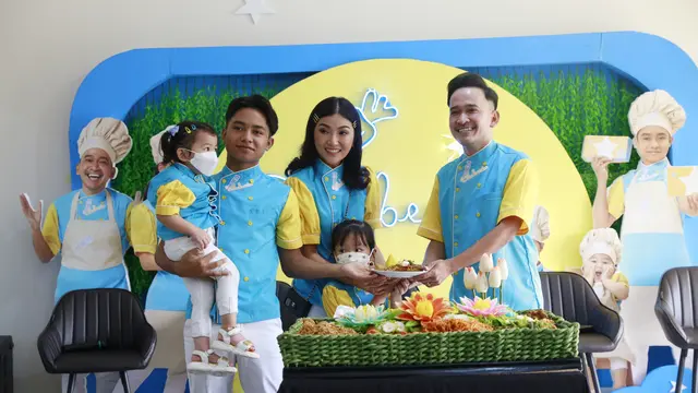 Ruben Onsu bersama keluarganya dalam acara perkenalan bisnis kue terbaru bernama Thabenia di kawasan Karang Tengah Lebak Bulus, Cilandak Jakarta Selatan, Sabtu (13/11/2021)