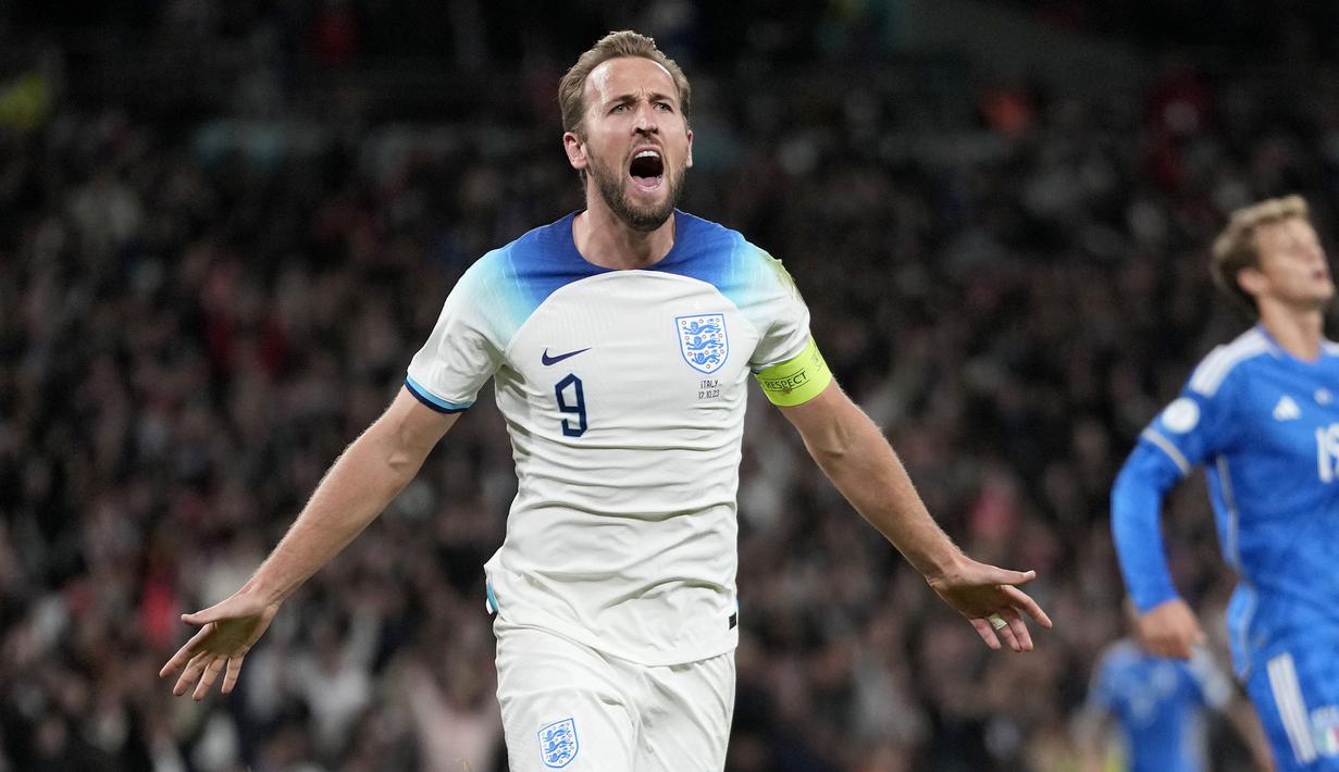 Striker Timnas Inggris, Harry Kane sementara menempati posisi ketiga dalam daftar top skor Kualifikasi Euro 2024. Pemain yang baru bergabung dengan Bayern Munchen pada awal musim 2023/2024 ini total telah mencetak 7 gol dari 6 laga di Grup C. Inggris yang sementara memuncaki Grup C dengan raihan 16 poin dari 6 laga telah dipastikan lolos ke putaran final meski masih menyisakan dua laga lagi. (AP Photo/Kirsy Wigglesworth)