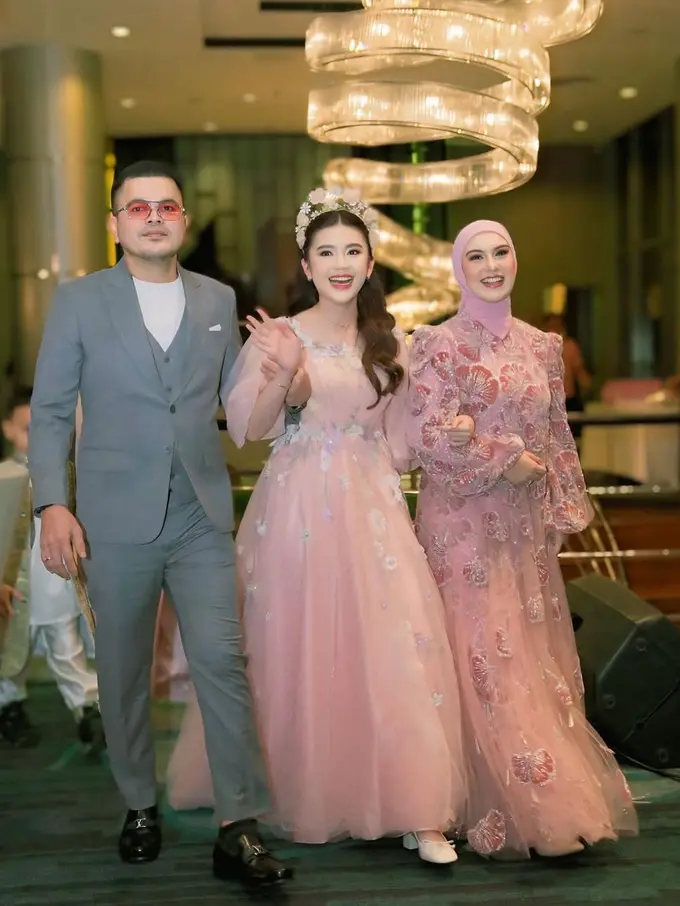 Irish Bella saat merayakan ulang tahun putrinya sambung. [@haldy_sabri]