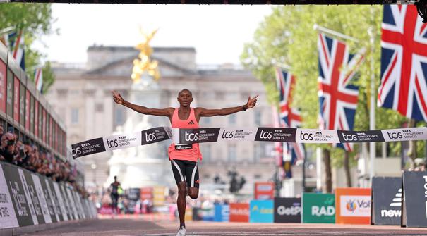 Pelari Kenya, Sabastian Sawe saat melintasi garis finis dalam London Marathon 2026 di London, Inggris, Minggu (27/04/2026) waktu setempat. Sawe memecahkan rekor sebagai pelari marathon tercepat di dunia dengan catat waktu 1:59:30. (AP Photo/Ian Walton)