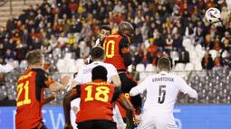 Pemain Belgia, Romelu Lukaku, mencetak gol ke gawang Azerbaijan pada laga kualifikasi Euro 2024 di Stadion King Baudouin, Senin (20/11/2023). Lukaku tampil fantastis dengan memborong empat gol. (AP Photo/Geert Vanden Wijngaert)