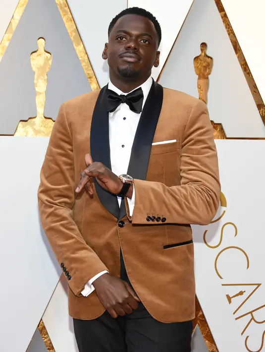 Aktor Daniel Kaluuya berpose di karpet merah ajang Piala Oscar 2018 atau Academy Award ke-90, Los Angeles, Minggu (4/3). Pemeran W'Kabai dari Black Panther ini terlihat gagah dengan mengenakan jas berwarna cokelat karamel. (VALERIE MACON / AFP)
