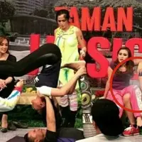 Ayu Ting Ting kembali dihujani hujatan akibat ulahnya sendiri. Saat syuting program komedi, ia menyandarkan paha di kaki Raffi Ahmad. Yuk, lihat videonya.