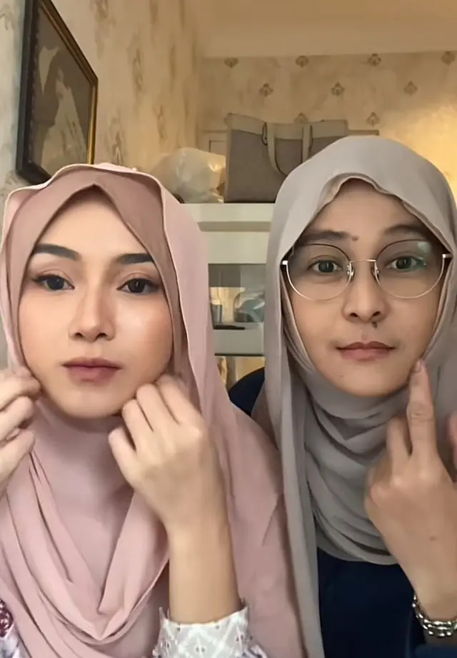 Disebut terlihat lebih anggun, intip 5 potret Mita dan Dara The Virgin kenakan hijab