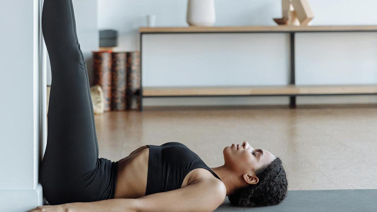 Ilustrasi Viparita Karani (Legs-Up-the-Wall Pose)