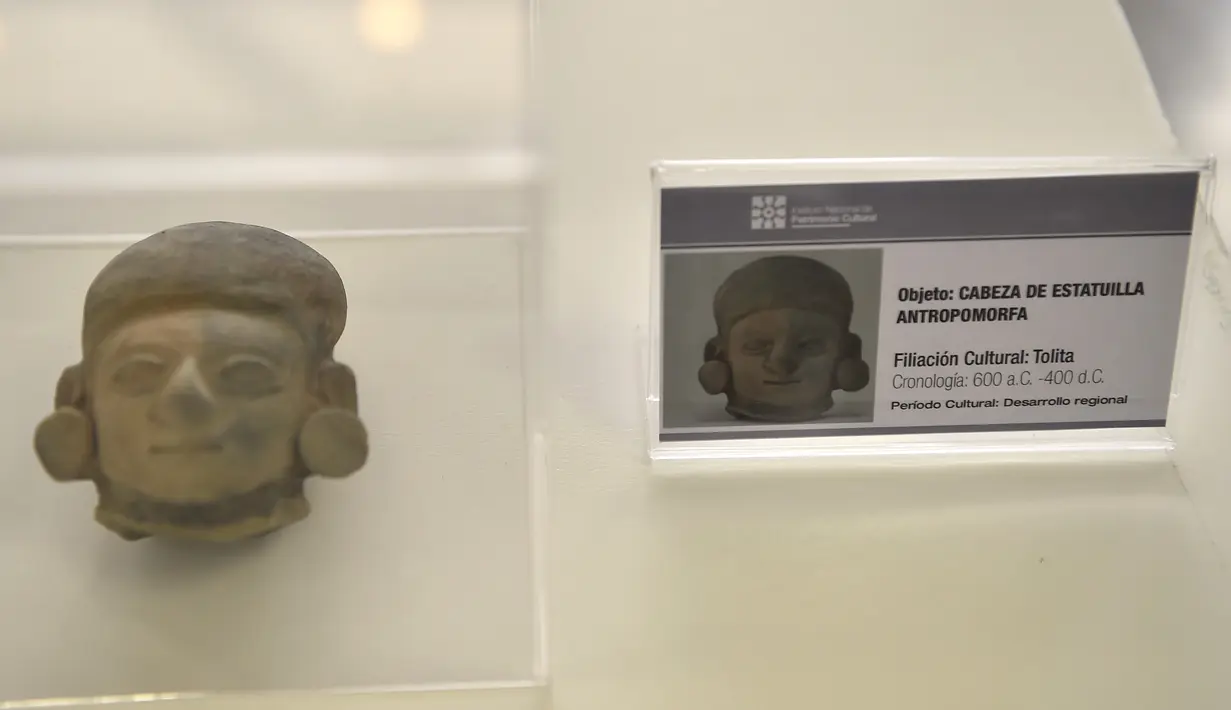 Sebuah patung yang ditemukan di Ekuador ditampilkan di Museum Nasional, Quito, Ekuador, Rabu (25/7). Artefak yang terdiri dari patung dan bejana dibeli oleh seorang kolektor pribadi dan dibawa secara ilegal ke Jerman. (Rodrigo BUENDIA/AFP)