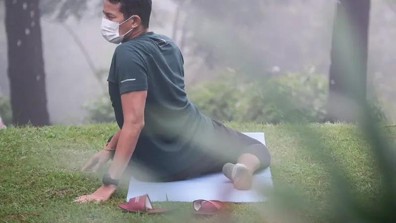 Sandiaga Uno Jajal Yoga Pagi di Kawasan Candi Borobudur